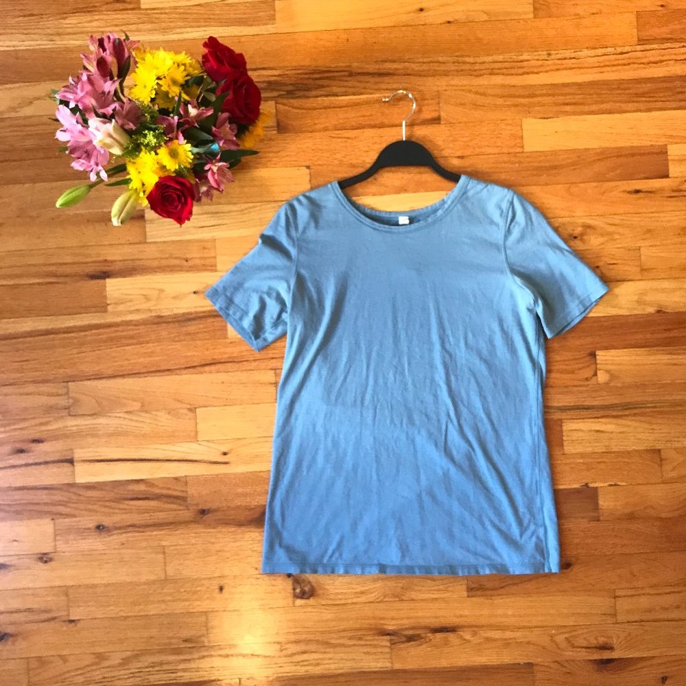 Lululemon t-shirt (light blue)